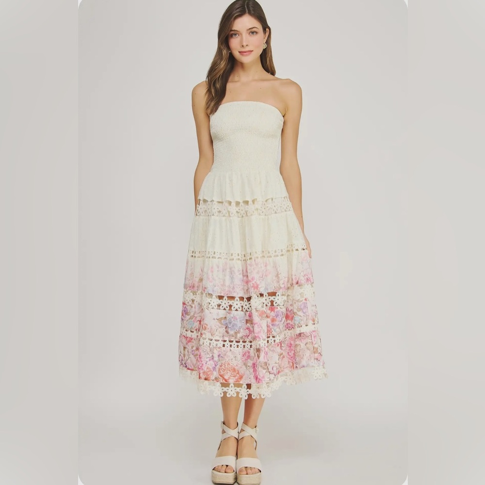 Eyelet tube strapless dress in cotton crochet lace. Color: Shortcake